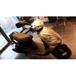 Scooter Sym JetX 50 cc zilvergrijs