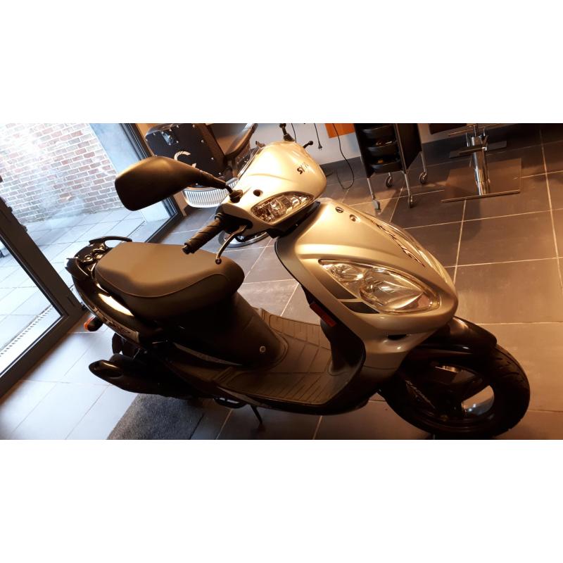 Scooter Sym JetX 50 cc zilvergrijs
