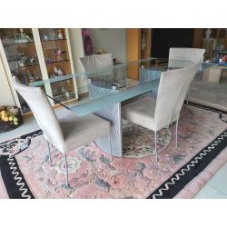 glazen tafel en stoelen