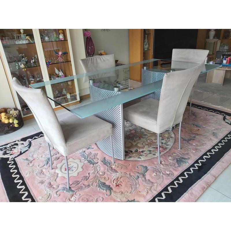 glazen tafel en stoelen