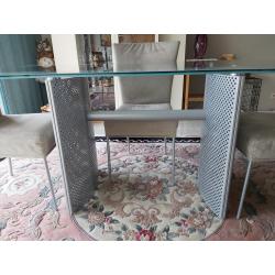glazen tafel en stoelen
