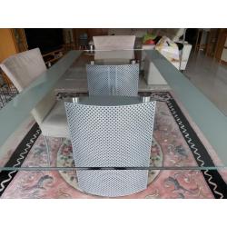 glazen tafel en stoelen