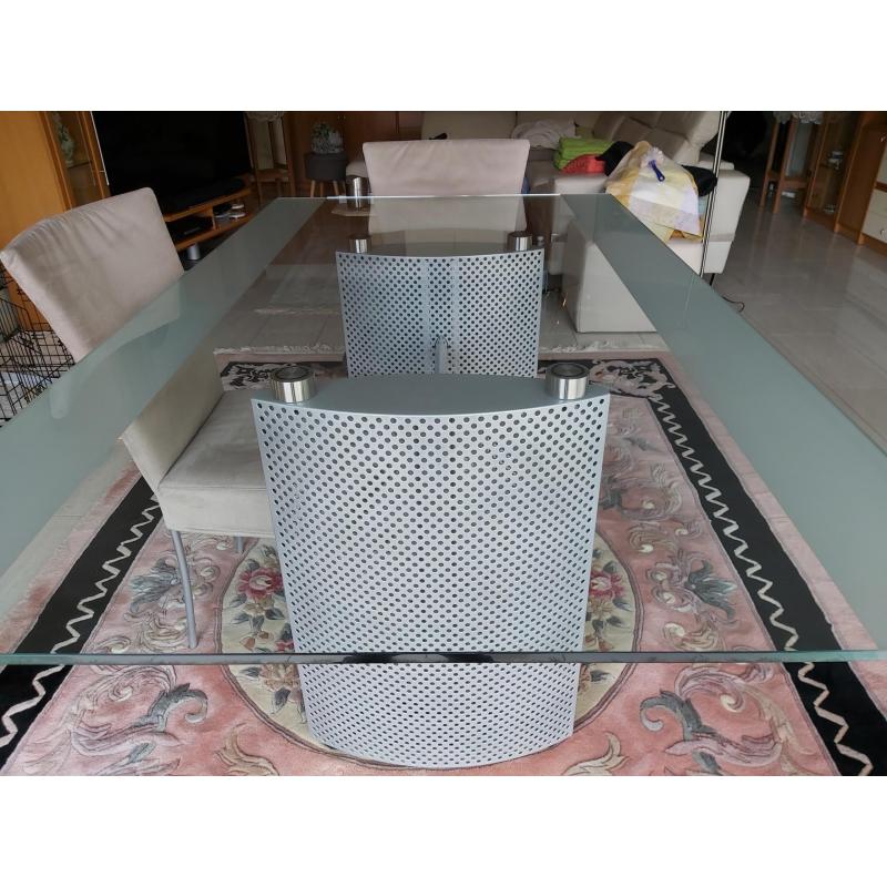 glazen tafel en stoelen