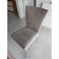 glazen tafel en stoelen