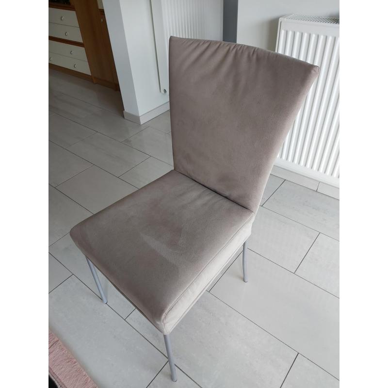 glazen tafel en stoelen
