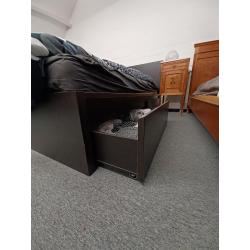 Zwart bed met 4 opberglade