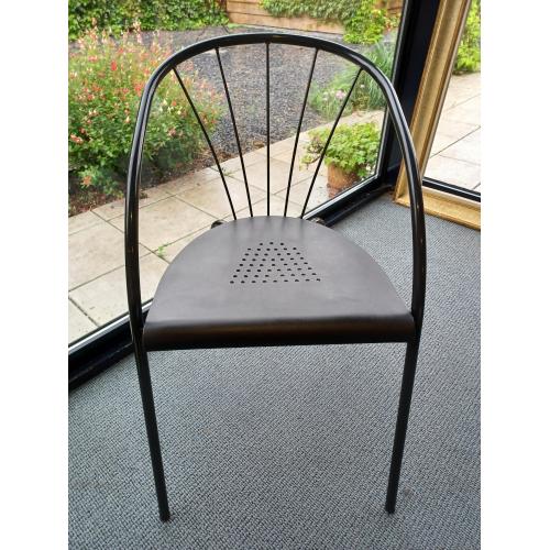 Zwarte metalen stoelen