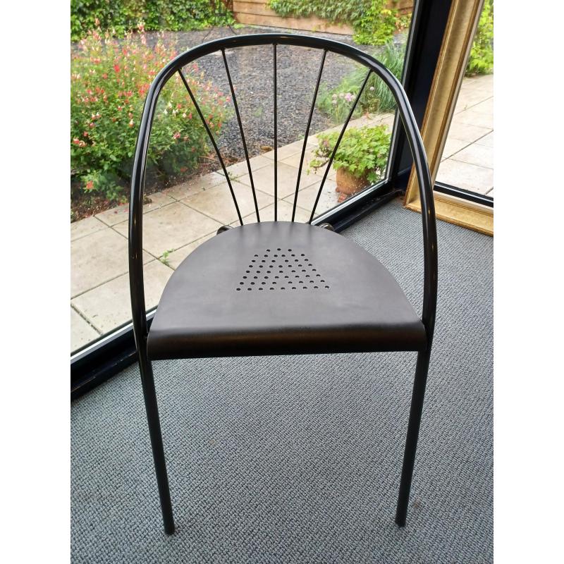 Zwarte metalen stoelen