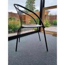 Zwarte metalen stoelen
