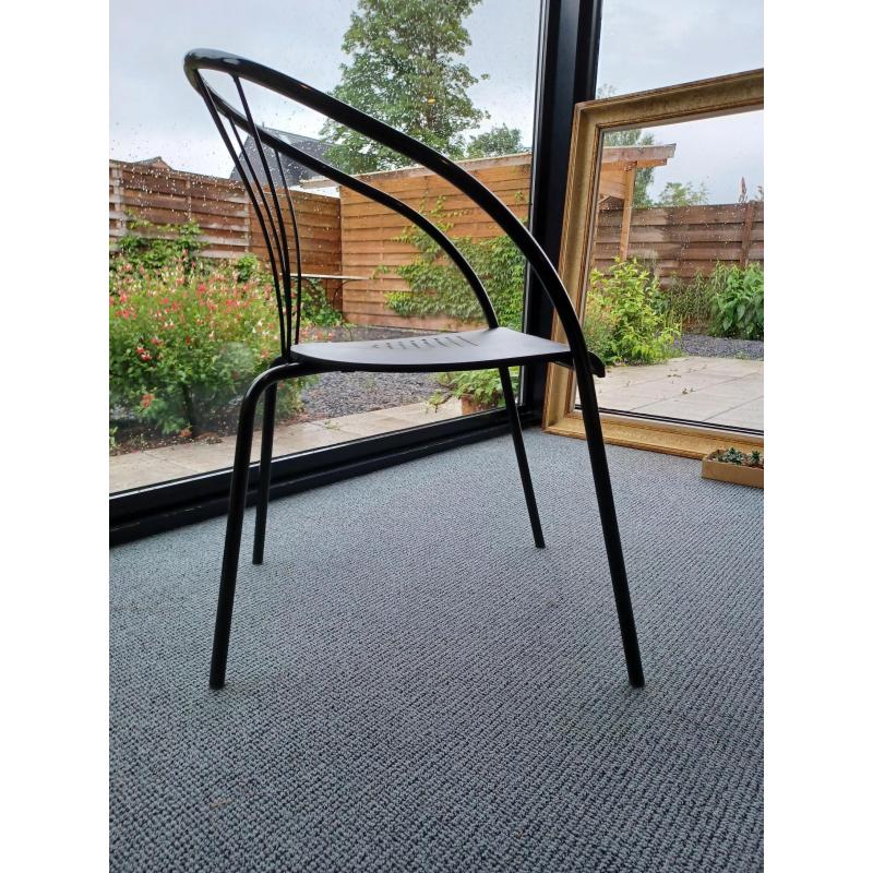 Zwarte metalen stoelen