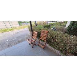 HOUTEN TUINSET TAFEL   6 STOELEN   2 OPKLAPBARE STOELEN