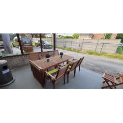 HOUTEN TUINSET TAFEL   6 STOELEN   2 OPKLAPBARE STOELEN