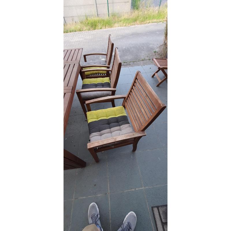 HOUTEN TUINSET TAFEL   6 STOELEN   2 OPKLAPBARE STOELEN