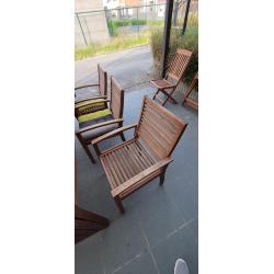 HOUTEN TUINSET TAFEL   6 STOELEN   2 OPKLAPBARE STOELEN