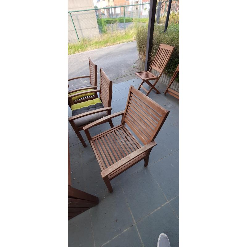 HOUTEN TUINSET TAFEL   6 STOELEN   2 OPKLAPBARE STOELEN