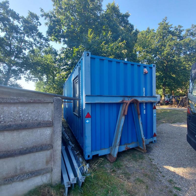 UItgeruste container voor pleisterwerken