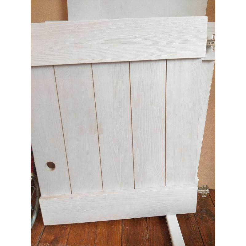 Slaapkamer blauw whitewash met babybed omvormbaar tot 1-persoonsbed