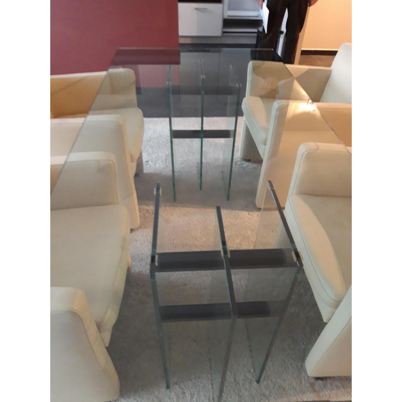 Eettafel in veiligheidsglas en 4 lederen tafelzetels met wieltjes