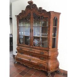 Klassieke notenhouten vitrine Kast  en staande klok uit 1970-1975