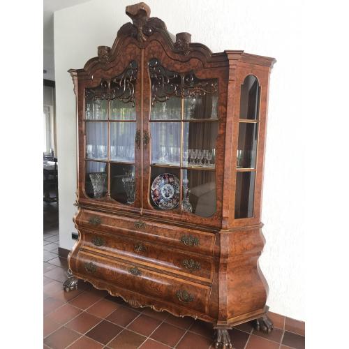 Klassieke notenhouten vitrine Kast  en staande klok uit 1970-1975