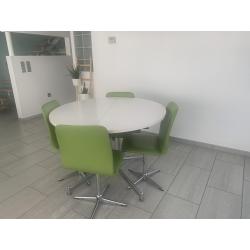 Ronde retro tafel    4 stoelen