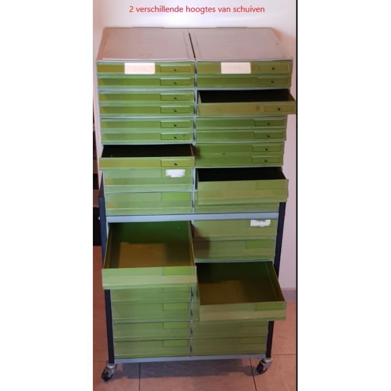 Ladenkast (archiefkast) op wieltjes