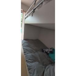 Hoogkwalitatief stapelbed voor 3 personen inclusief trapkast