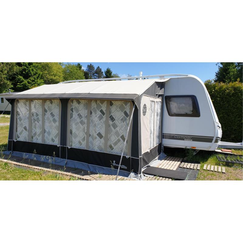 Caravan met grote voortent voor winter en zomer in nieuwstaat