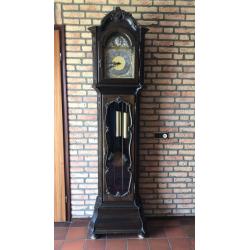 Klassieke notenhouten vitrine Kast  en staande klok uit 1970-1975