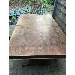 Mooie tafel met blad met inlegwerk