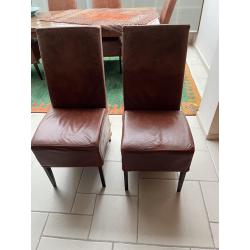 6 stoelen van 100% leder met notenhouten eettafel