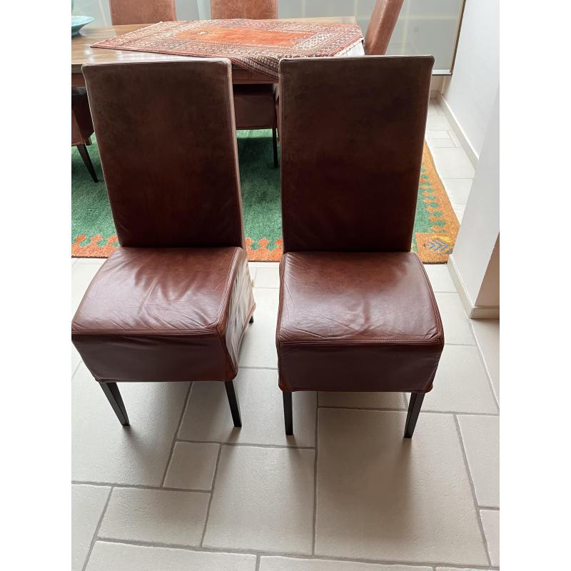6 stoelen van 100% leder met notenhouten eettafel