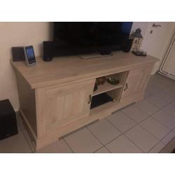Eetkamer zonder stoelen met TV meubel