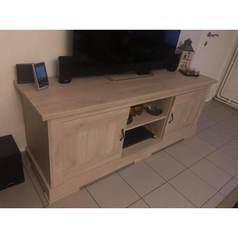 Eetkamer zonder stoelen met TV meubel