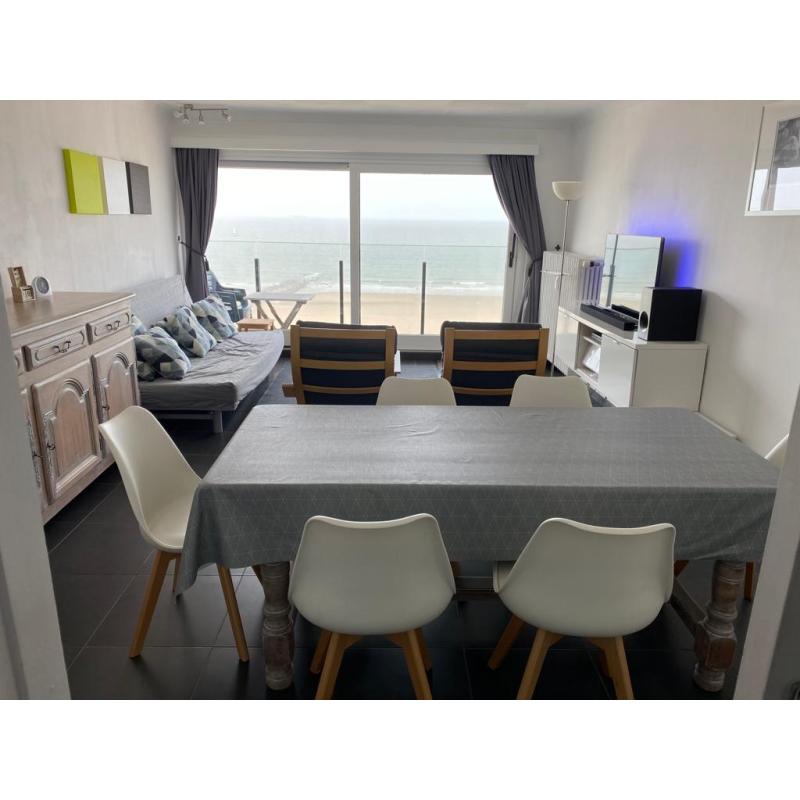 Appartement op zeedijk te Blankenberge met frontaal zeezicht
