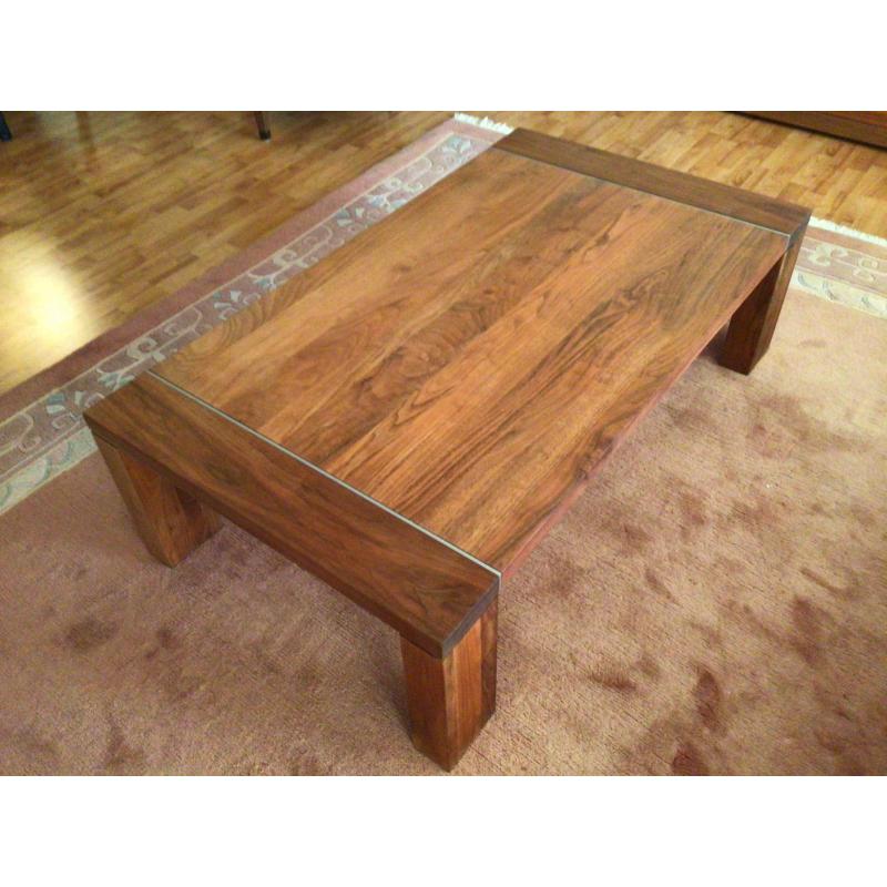 Prachtige notenhouten salontafel