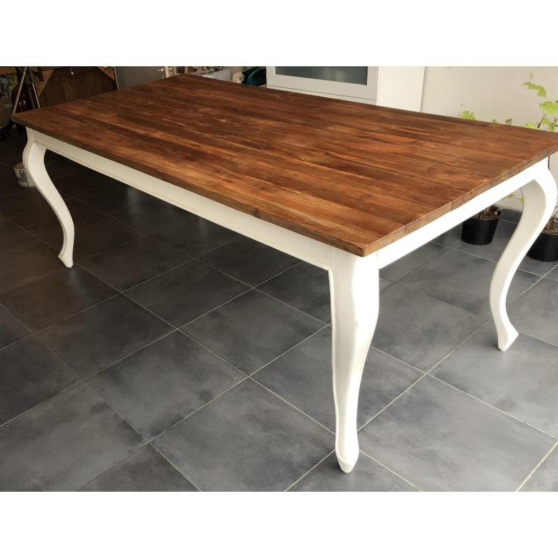 Landelijke eettafel met eikenhouten blad