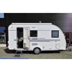 Caravan Adria Altea met vaste plaats op camping Astrid