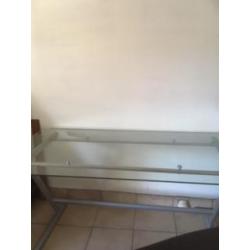 Glazen bureautafel met metalen onderstel