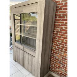 Volledige eetkamer bestaande uit dressoir, vitrinekast, tafel met 5 lederen stoelen en salontafel