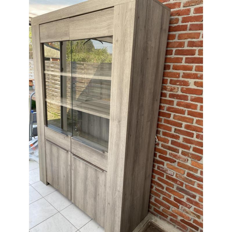 Volledige eetkamer bestaande uit dressoir, vitrinekast, tafel met 5 lederen stoelen en salontafel