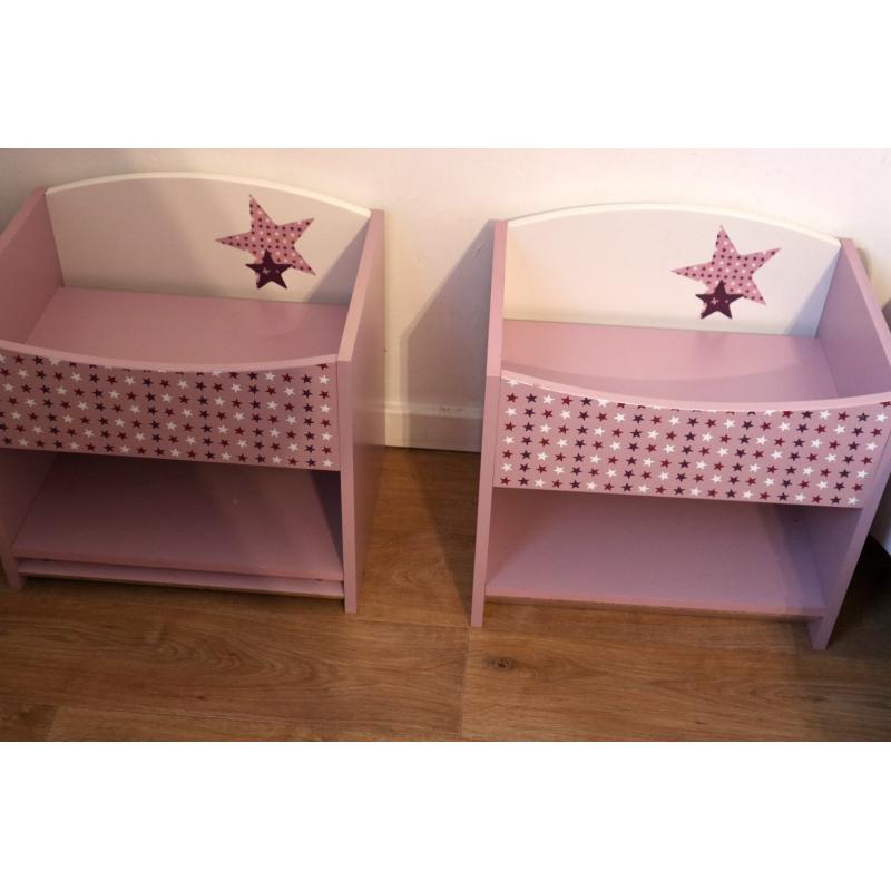 Complete kinderkamer 2 bedden,2 nacht tafels,1 kleding kast