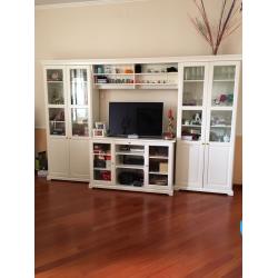Liatorp vitrinekast, buffetkast, tafel en 4 stoelen