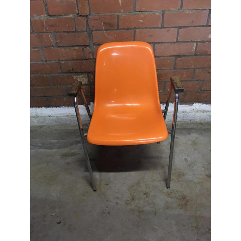 Vintage oranje kuipstoelen