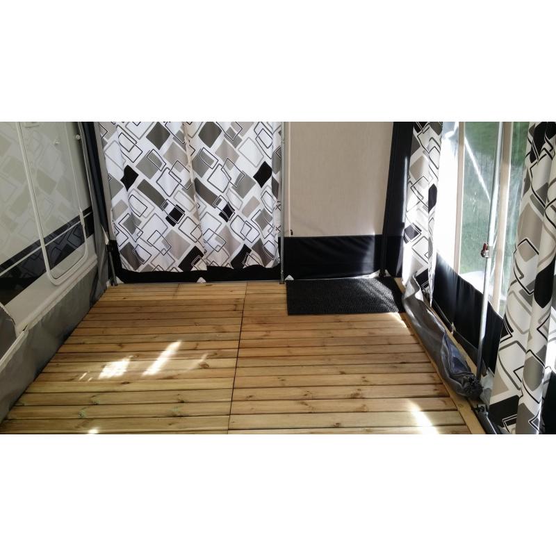 Caravan met grote voortent voor winter en zomer in nieuwstaat