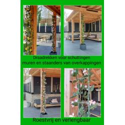 Beplanting langs staanders van een overkapping leiden.