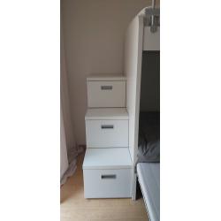 Hoogkwalitatief stapelbed voor 3 personen inclusief trapkast