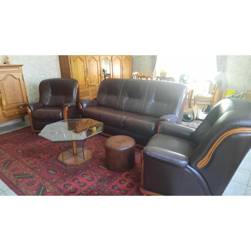Bruin lederen salon  met houtafwerking