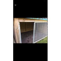 Hondenkennel met geïsoleerd nachthok