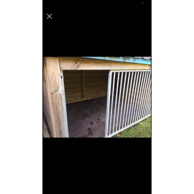 Hondenkennel met geïsoleerd nachthok